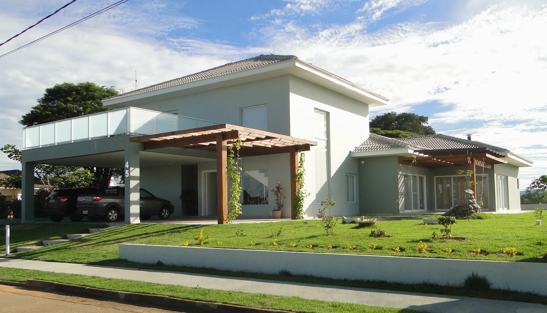 Residência de alto padrão projetada e construída pela Moreno Ribeiro em Pouso Alegre